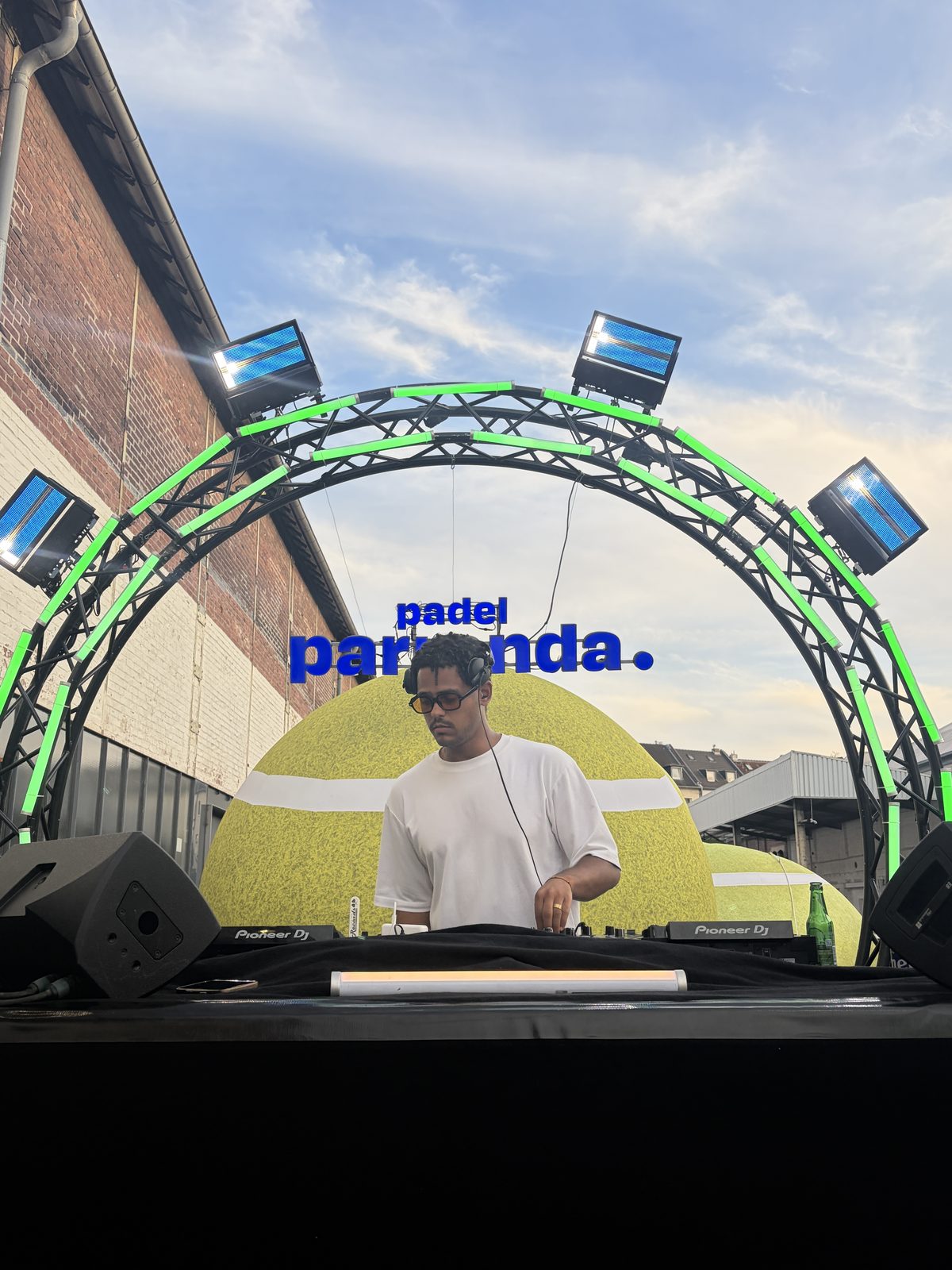 The Cube Padel Köln — DJ unter dem Leuchtbogen