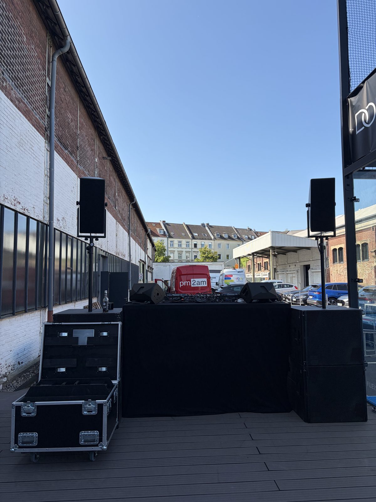 The Cube Padel Köln — Aufbau der Anlage bei Tag