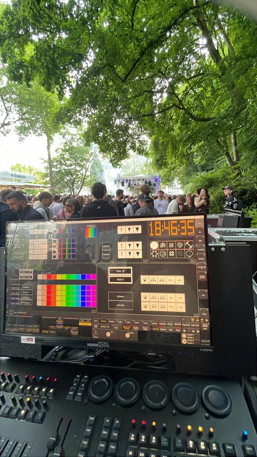 Luisenfest — Lichtpult mit Blick über die Menge