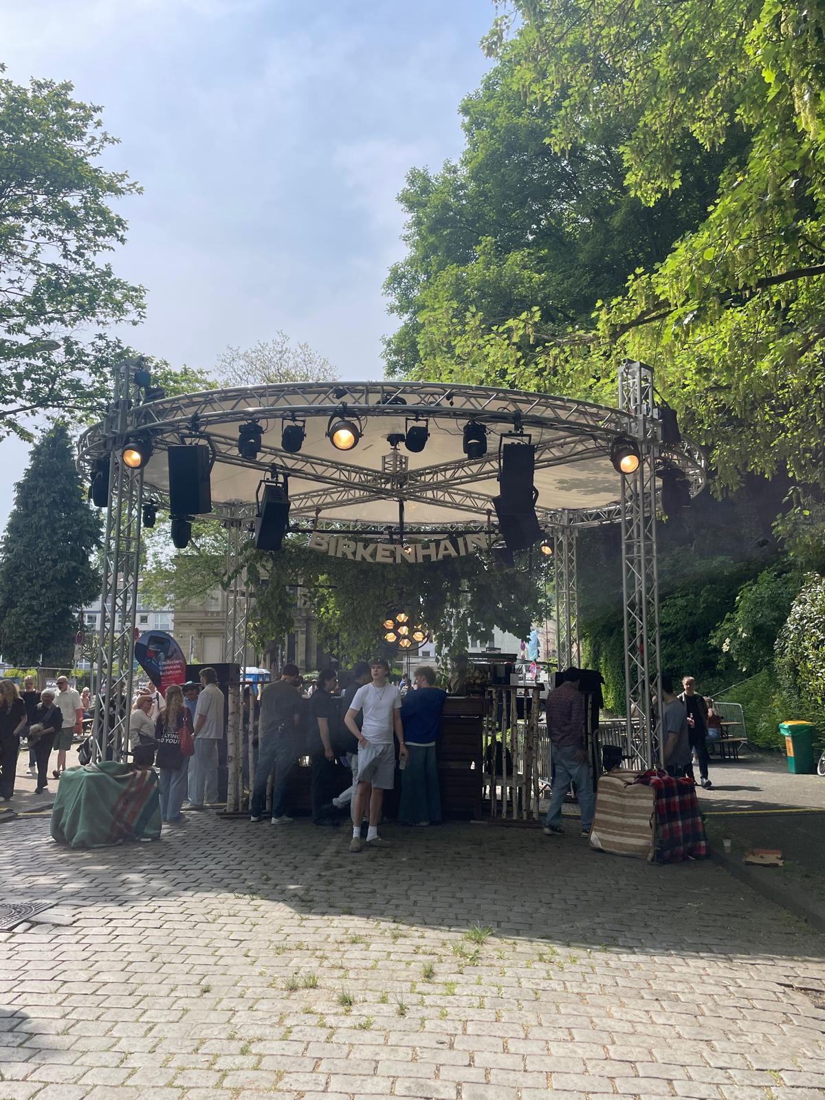 Luisenfest — Bühne im Deweerthschen Garten bei Tag