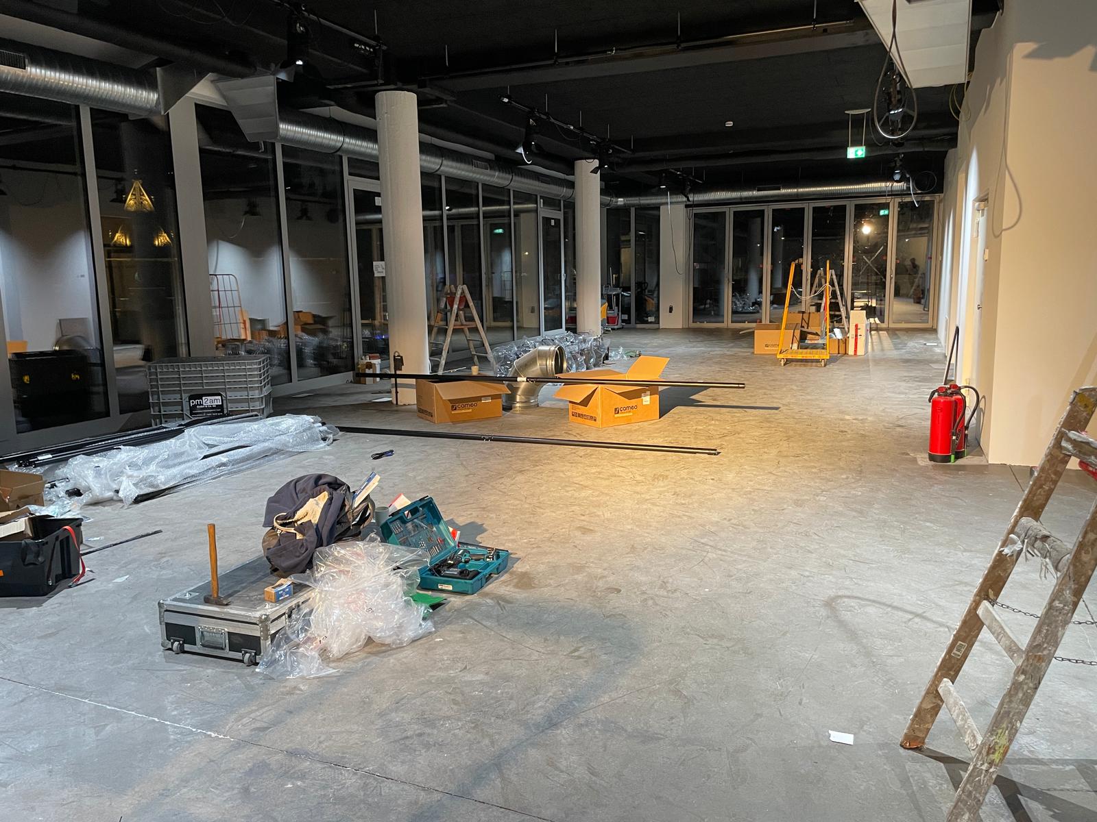 Studio One Coworking — Aufbau der Lichttechnik