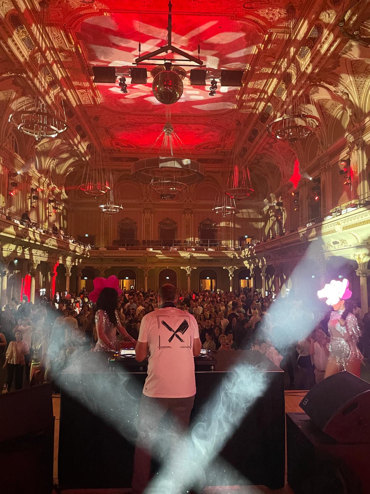 Tanz in den Mai — DJ und Tänzerinnen auf der Bühne